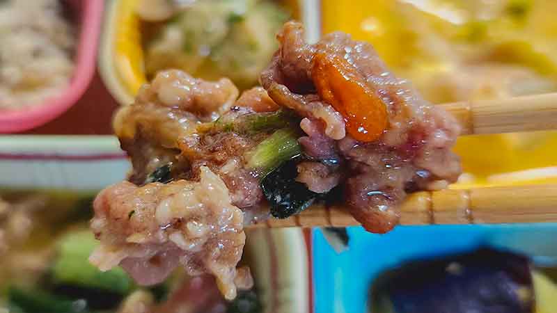 低糖質セレクトC-牛肉のXO醤炒めの牛肉とチンゲン菜とクコの実を箸で持ち上げたときの写真です。