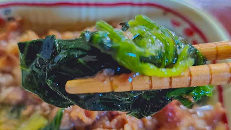 低糖質セレクトC-牛肉のXO醤炒めの付け合せのチンゲン菜を箸で持ち上げたときの写真です。