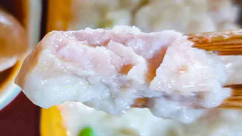 低糖質セレクトG「豚肉のスタミナ炒め」の副菜4の鮭を箸で持ち上げた時の写真です。