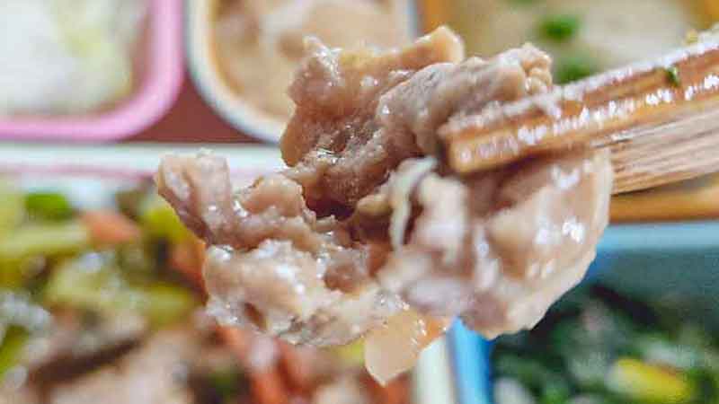 低糖質セレクトG「豚肉のスタミナ炒め」の主菜の豚肉を箸で持ち上げた時の写真です。