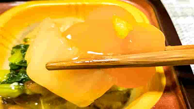 低糖質セレクトF鯵の柚庵焼きの副菜がんもの煮物の付け合せ人参と白菜を箸で持ち上げた写真です。