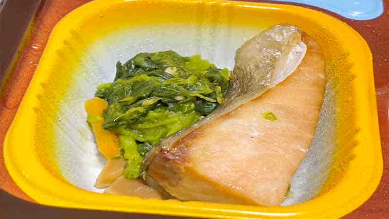 低糖質セレクトBの鶏肉の時雨煮と鮭の塩焼きの主菜鮭の塩焼きの全体写真です。