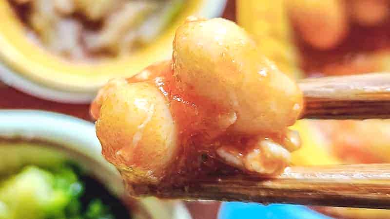 鰈の唐揚げと野菜の旨煮の副菜大豆と茄子のトマトソースの大豆に鶏挽き肉がくっついているイメージ写真です