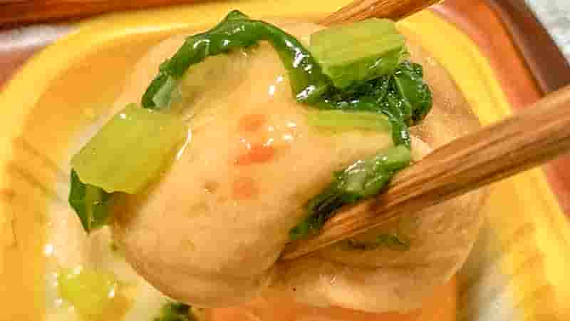 低糖質セレクトF鯵の柚庵焼きの副菜がんもの煮物を箸で持ち上げた写真です。