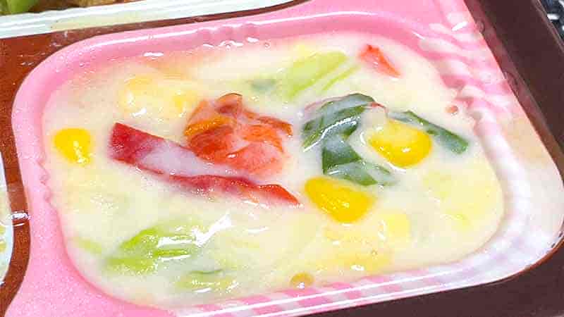 低糖質セレクトBの鶏肉の時雨煮と鮭の塩焼きの副菜の白菜のクリーム煮の全体写真です。