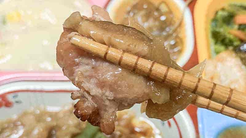 低糖質セレクトBの鶏肉の時雨煮と鮭の塩焼き-鶏肉を箸で持ち上げた時の写真