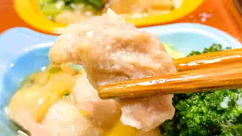 低糖質セレクトF鯵の柚庵焼きの主菜鶏肉の黒胡椒ソースを箸で持ち上げた写真です。