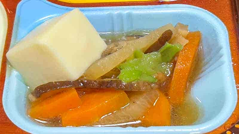 低糖質セレクトBの鶏肉の時雨煮と鮭の塩焼きの副菜のけんちん煮の写真です。