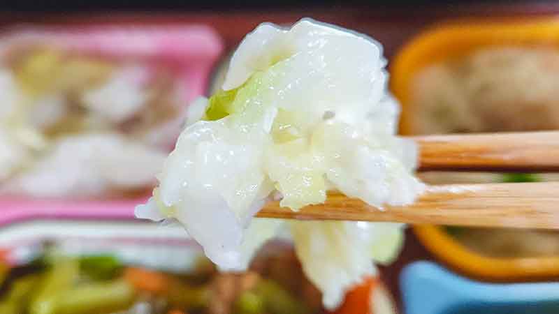 低糖質セレクトG「豚肉のスタミナ炒め」のキャベツの塩麹和えを箸で持ち上げた時の写真です。