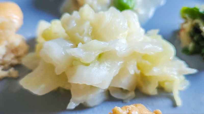 副菜のキャベツの塩麹和えを別皿に盛り付けた時の写真です。