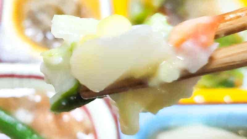 低糖質セレクトBの鶏肉の時雨煮と鮭の塩焼きの副菜の白菜のクリーム煮の具材の写真です。