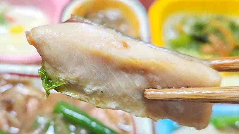 低糖質セレクトBの鶏肉の時雨煮と鮭の塩焼き-鶏肉を箸で持ち上げた時の写真です。