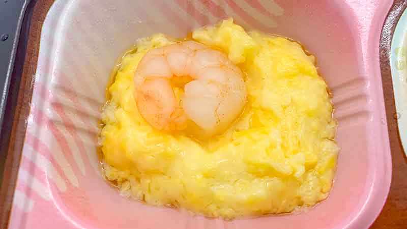 低糖質セレクトF鯵の柚庵焼きの副菜海老と卵と小松菜の和風炒めの写真です。
